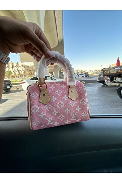 Generic A small pink bag with a soft, youthful design, adding a fun and beautiful touch to your everyday look.