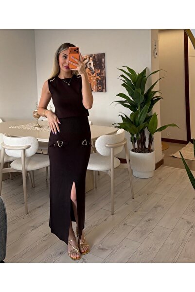 Dilvin Bisiklet Yaka Aksesuar Detaylı Yirtmaçli Etek Bluz Triko Takım