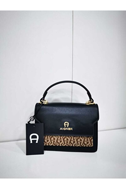 Generic شنطة صغيرة باللون الأسود مع نقشات بنية أنيقة ولمسات ذهبية، تصميم عملي مناسب للطلعات والمناسبات.