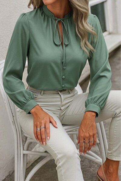 Wear Up بلوزة نسائية طويلة الأكمام بياقة ورباط وأزرار بلون رملي