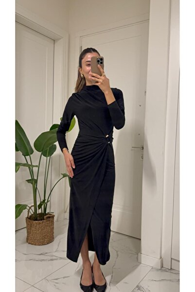 Solie Bel Aksesuar Detaylı Drapeli Yırtmaçlı Siyah Midi Elbise