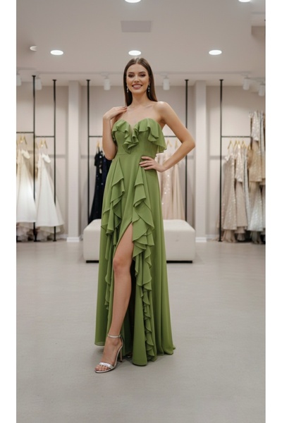 MAKKASMODA FIRFIR DETAYLI STRAPLEZ KESİM ÇİFT YIRTMAÇLI ŞİFON ABİYE ELBİSE