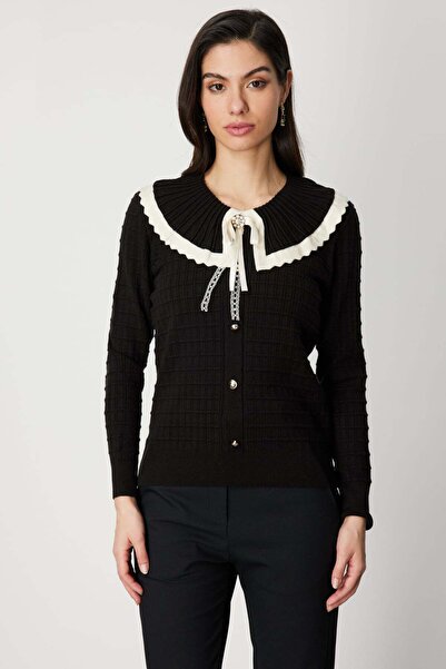 ON Buttoned Knit Sweater with Collar Accessories
