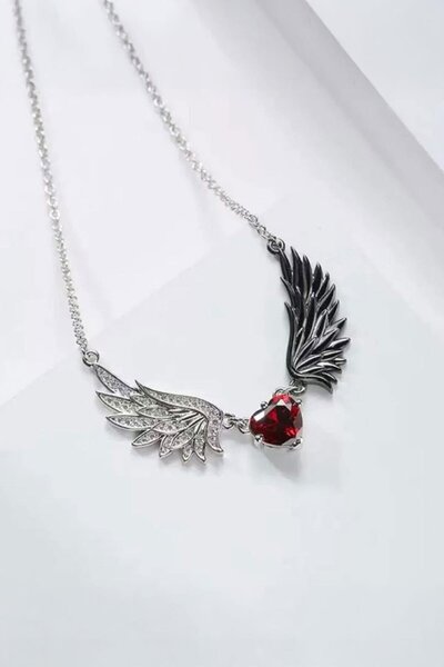 Karakedi قلادة على شكل قلب من حجر الزركون الأحمر مع أجنحة فضية