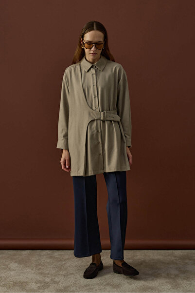 Kübra Yiğit قميص بإبزيم