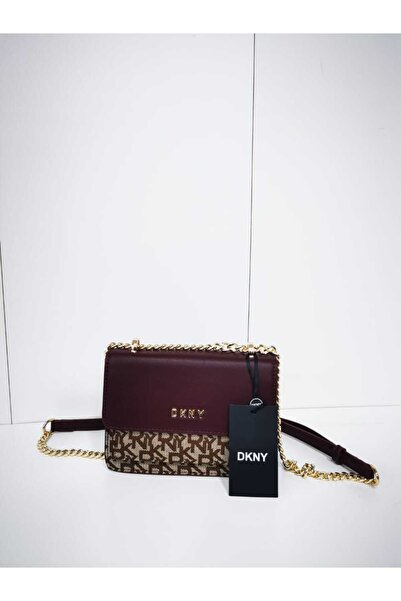 Generic A stylish burgundy shoulder bag with a luxurious pattern and a gold chain strap; a modern design suitable for everyday looks.