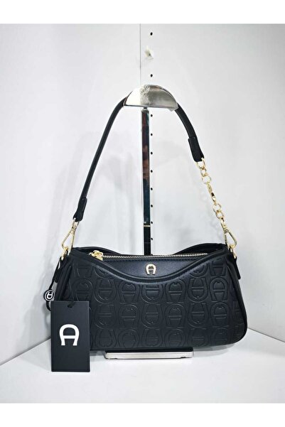 Generic A small black shoulder bag with an embossed pattern and gold accents; a modern design suitable for everyday looks.