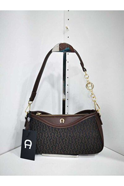 Generic A small brown shoulder bag with an elegant design and gold details, suitable for everyday use and simple outfits.