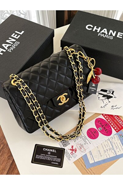 Generic A black leather bag with a double gold chain, a luxurious design suitable for evening occasions and atmospheres.