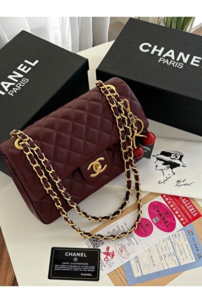Generic A burgundy ribbed bag with a gold chain, a classic and elegant design for occasions and sophisticated looks.