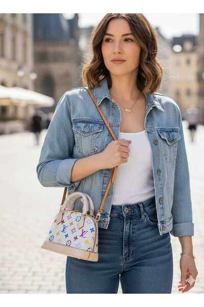 Generic A small bag with an attractive colorful pattern, a flexible feminine design suitable for everyday use and quick outings.