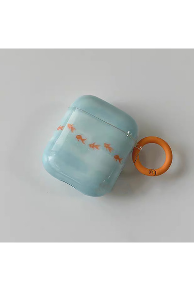 Choice سماعات AirPods Pro2 باللون الأزرق السماوي، بتصميم بسيط على شكل محيط، وطبعة سمكة ذهبية مصبوغة بصبغة التعادل، وسماعات AirPods 4 بتقنية بلوتوث E