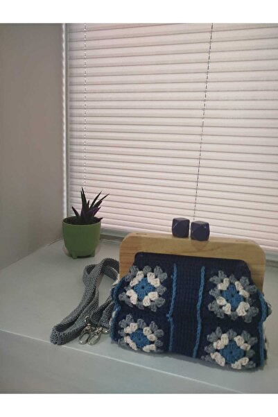 GenelTedarik MAYMİCS Motifli Ahşap Burslu Örgü Askılı Çanta, Handmade - Mavi Beyaz Mbn03B