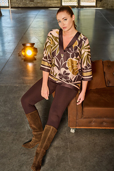 DE WHITES بلوزة منقوشة بمقاس كبير