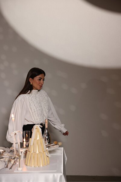 Özge Özgenç Boyundan Bağlamalı Göğüs Kısmı Fırfırlı Gömlek