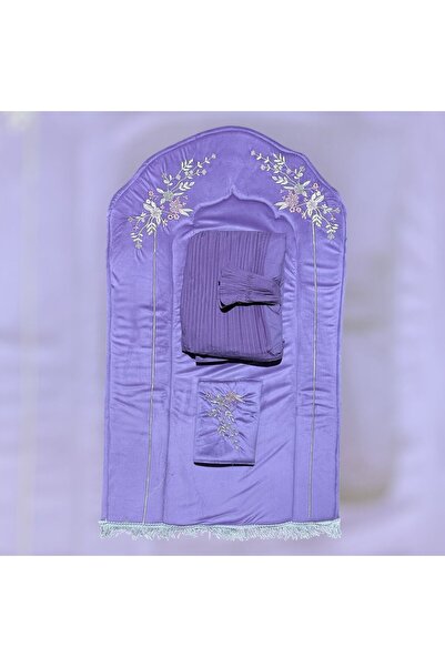 FABRIC سجادة مخملية بنفسجي فاتح بتطريز ناعم وطقم صلاة بلون مطابق يضفي لمسة جمالية وراحة عند السجود