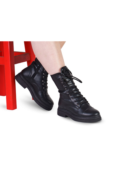 Ayalbuzenne siyah cilt masgaretli postal bot