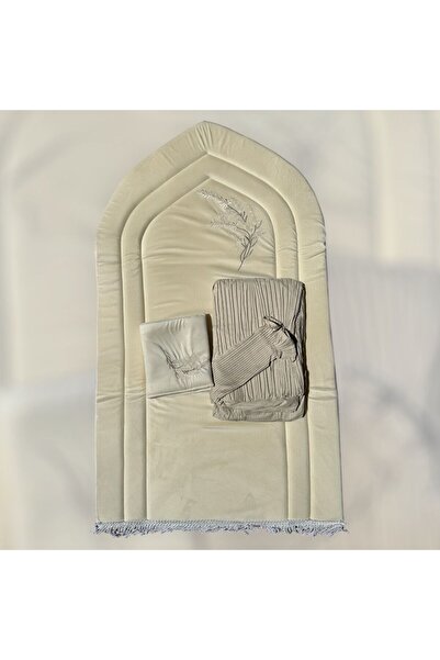 FABRIC سجادة سكريّة بتطريز عشبة وطرحة بلون رمادي فاتح بنعومة هادئة وأناقة بسيطة.