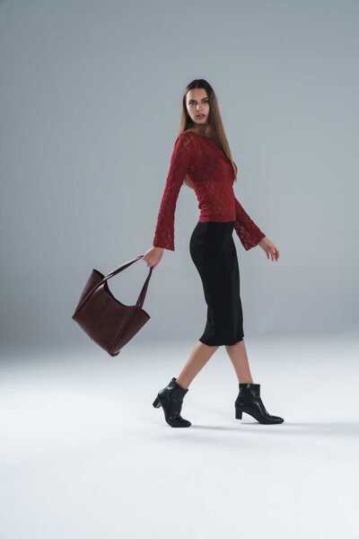 Ales Moda بلوزة بياقة دائرية وأكمام إسبانية من الدانتيل