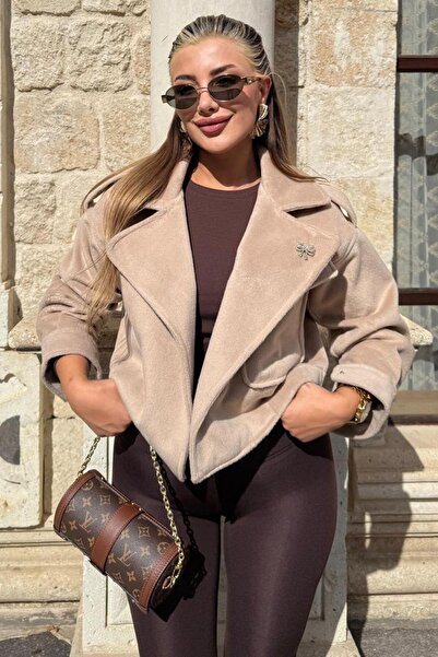 Trend Alaçatı Stili Kadın Bej Cep Detaylı Broş Aksesuarlı Crop Kaşe Ceket Alc...
