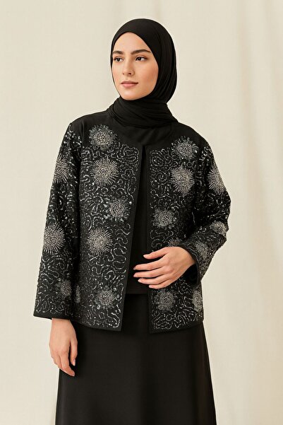 Bint Kaab Pullu ve Nakış İşlemeli Siyah Ceket