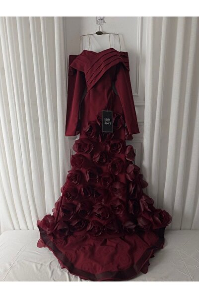 Rahibhdresses فستان سهرة ملكي بلون بُرغندي عميق (عنابي)، بقصة أنيقة ومميزة.