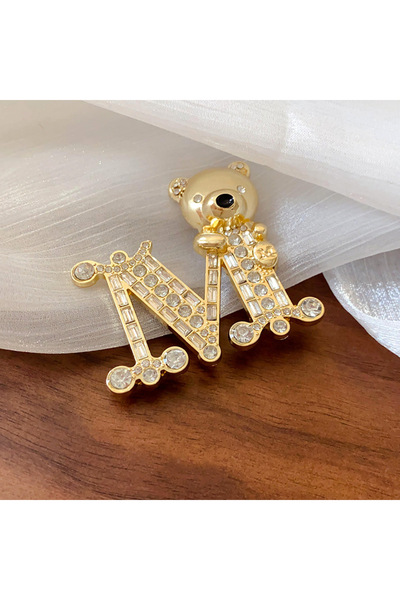 Choice دبابيس على شكل حرف M مرصعة بأحجار الراين على شكل دب متدلٍ، زينة فاخرة وجذابة، شخصية عصرية