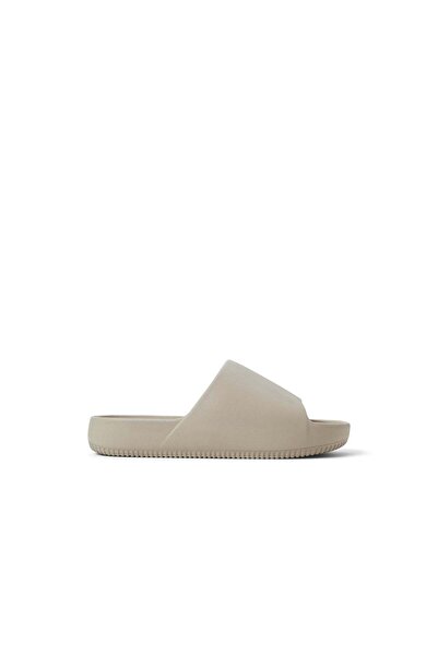 Call it Spring صنادل بيليني / الشاطئ