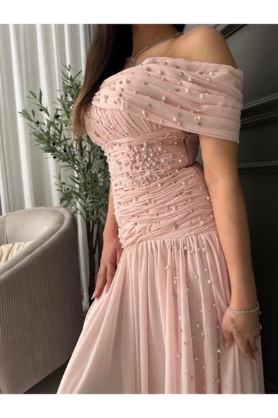 RUANI BIUTI فستان سهرة وردي ناعم بأكمام متدلية وتطريز أنيق