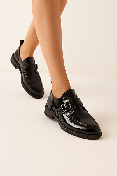 defile ayakkabi حذاء لوفر بإبزيم من الجلد الأسود اللامع