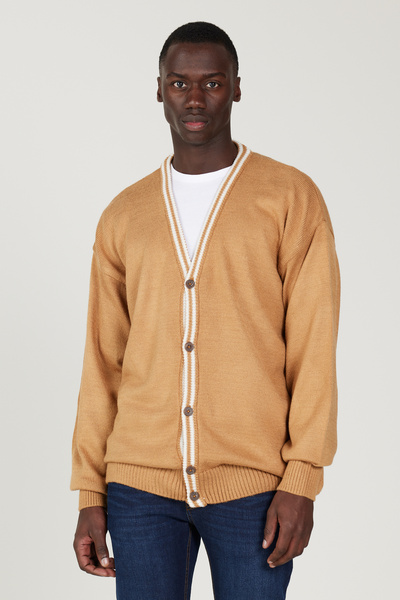 AC&Co / Altınyıldız Classics KARAMEL-EKRU Standard-Fit Strickjacke mit normalem Schnitt und V-Ausschnitt