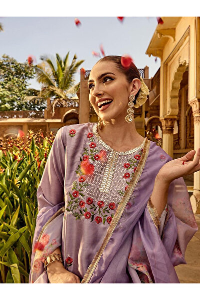 Ishin By Styli طقم نسائي من كورتة وبنطال وشال بلون الخزامى الفاتح، مصنوع من م...