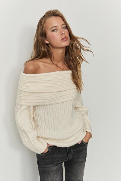 Stradivarius Asymmetric knit jumper with exposed shoulders