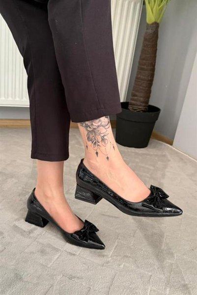 Les Passent Women's Mila Black Crocodile Bow 3.5 cm Block Heel Stiletto / Shoes