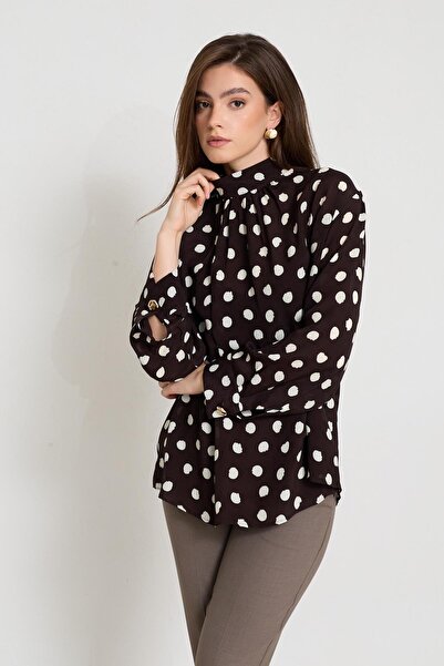 Setre Kahve-Ekru Yakada Bağlama Detaylı Puantiye Desenli Bluz