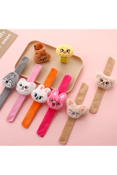 Miniso 8 قطع من الأساور اللطيفة، دمية كرتونية ناعمة لمحبي الكيبوب، قلادة من القطيفة، لعبة محشوة، حقيبة ظهر للأطفال من ستراي كيدز أو