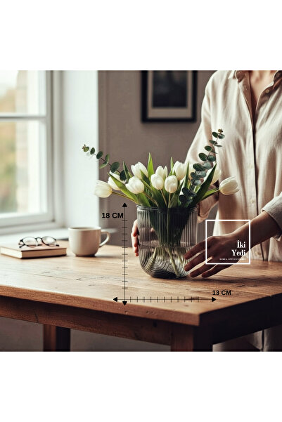 İki Yedi Konsept Nadia 771 Ribbed Şeffaf Cam Vazo, Füme Renkli Dekoratif Çiçek Vazosu – 18 cm Dekoratif Obje Hediye