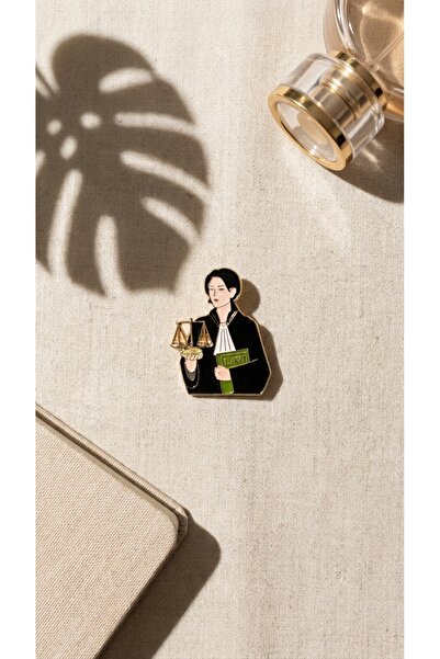 SR Jewelry Box Kadın Avukat Broş – Terazi ve Kanun Kitaplı Hukuk Temalı Broş |