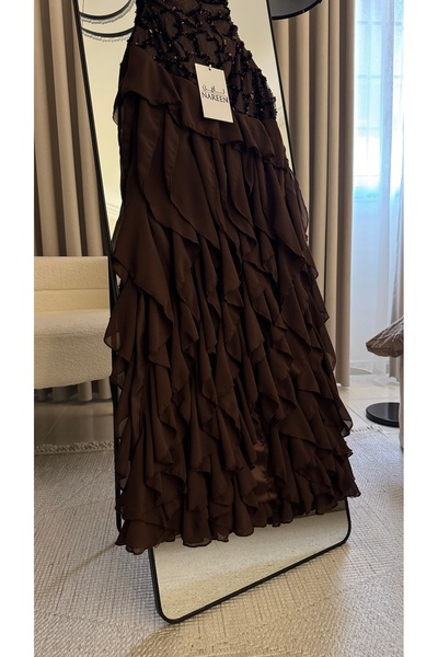 Nareen Fashion فستان أنيق بلون بني داكن يعكس فخامة هادئة ولمسة كلاسيكية لافتة