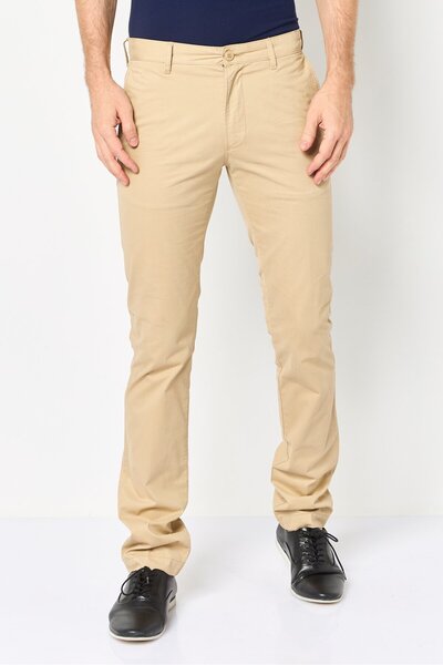 Lacoste بنطال تشينو سادة بقصّة عادية للرجال، لون بيج