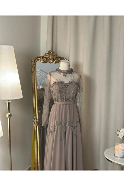 vanus fashion 5609 - فستان بلون بيج مع تطريز فاخر