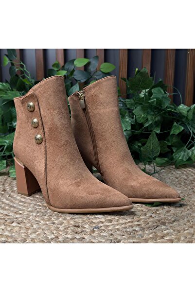 MEY حذاء نسائي فاخر ذو كعب عالٍ من الجلد السويدي بلون أسمر مع تفاصيل أزرار ذه...