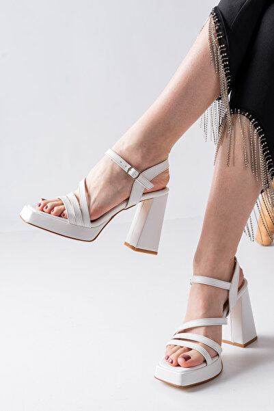 OLEDİMARE حذاء نسائي بكعب عالٍ مفتوح من الخلف بتفاصيل مشبك باللون الأبيض