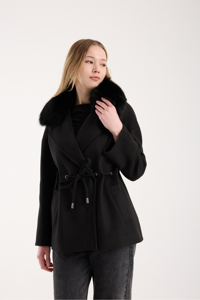 ŞEYDA ERTEM معطف قصير بتفاصيل حجرية وفرو أسود