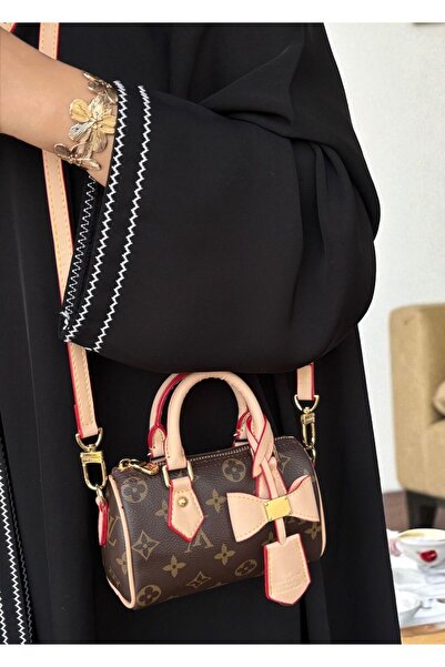 Generic A brown monogram handbag with a soft, feminine touch. A charming bow for a captivating and unforgettable look for every occasion.