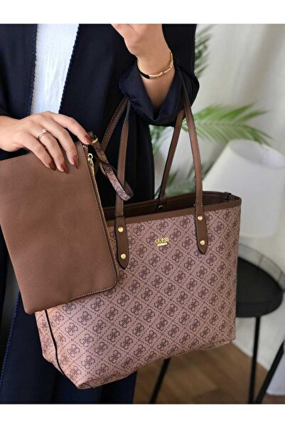 Generic A practical tote bag in a warm, light brown color that's easy to coordinate. It comes with an inner pouch to keep your belongings safe.