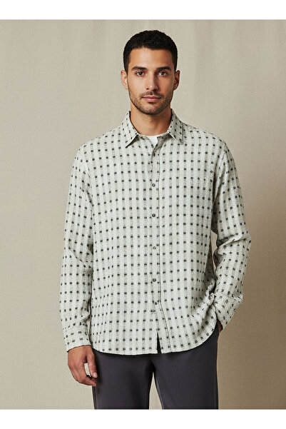 Iconic Men Regular Fit Collared Checked Long Sleeves Shirt