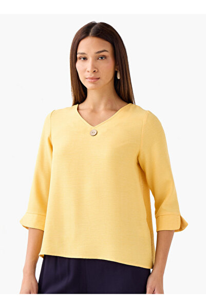 FAV بلوزة مزينة بأزرار وفتحة رقبة على شكل حرف V