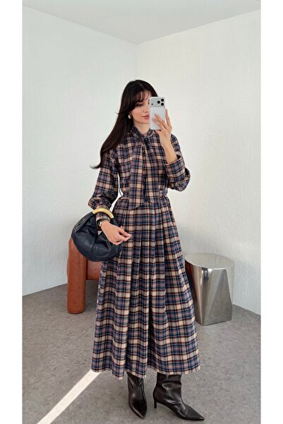 BRTC design Kadın Lacivert Yakası Bağlama Detaylı Maxi Ekose Kaşe Elbise