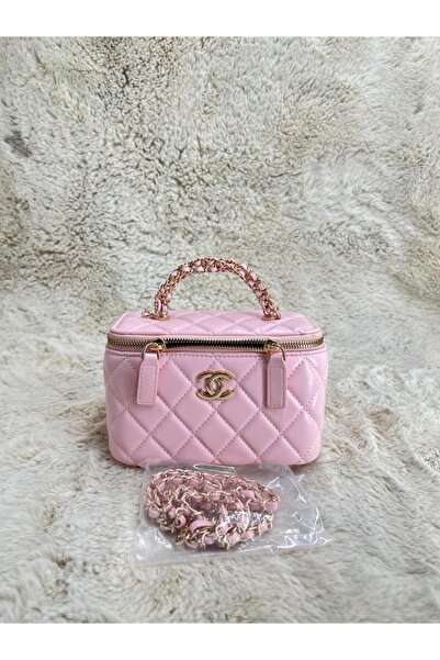 Generic A quilted box bag in a soft, light pink hue. A stylish gold chain handle adds a touch of femininity and elegance.